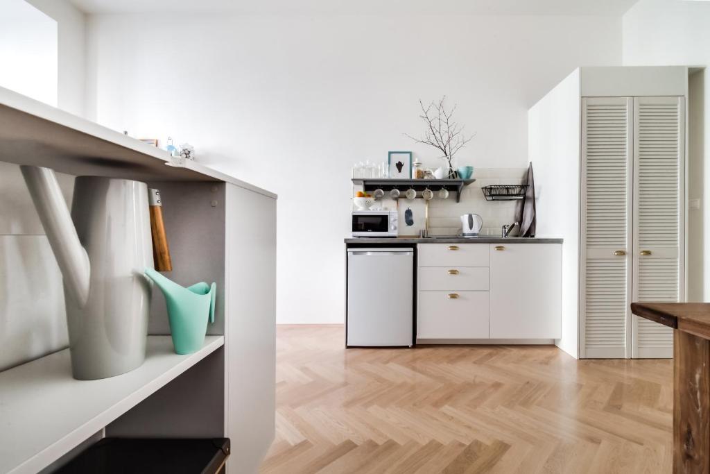 Trendy Local Apartment room 2